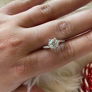 Stunning Silver Women's Ring with Sparkling Gem